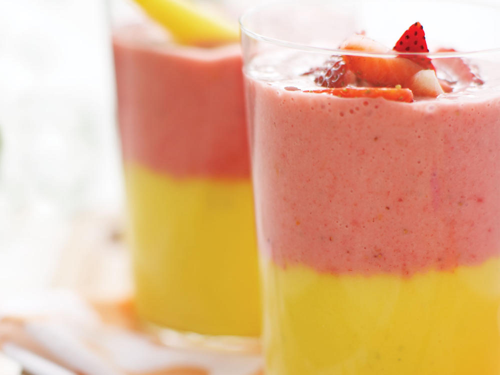 For a berry delicious start to the day, try this smoothie recipe! bit.ly/2LsO09l 🍓🥝🍍