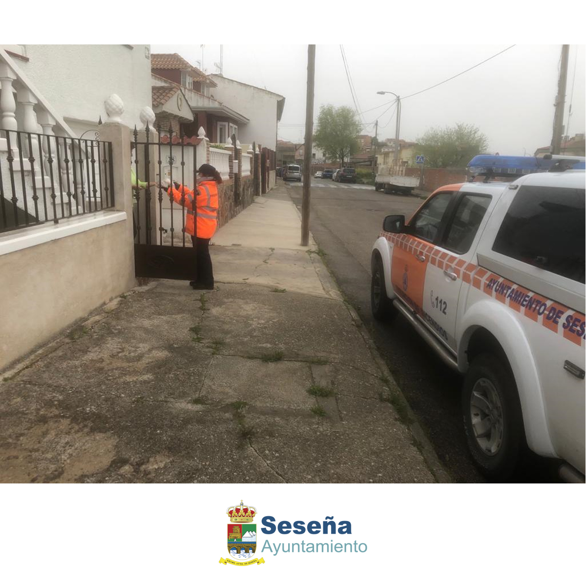 AytoSesena's tweet photo. Hoy a las 8 de la tarde como todos los días, los vecinos y vecinas de Seseña han salido a sus balcones y a sus puertas para aplaudir a esos sanitarios y personal que trabaja en hospitales y centros de salud dejándose la piel para luchar contra ese virus que nos está afectando. https://t.co/iMs3hahIV1