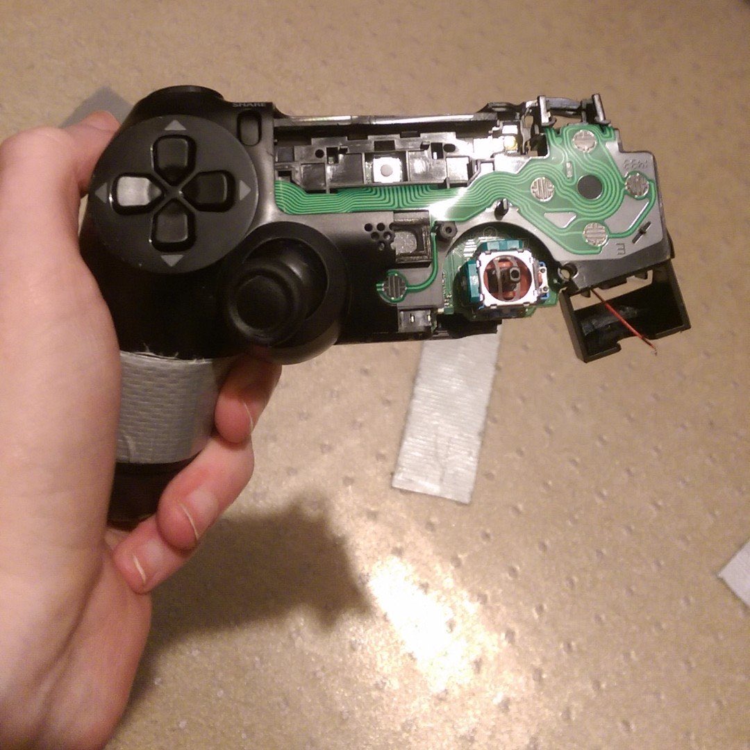 EvanT1996's tweet photo. @ECbarbershopgy @EASPORTSFIFA Don’t tell me this is your controller Ben https://t.co/Ghj633Gq7I