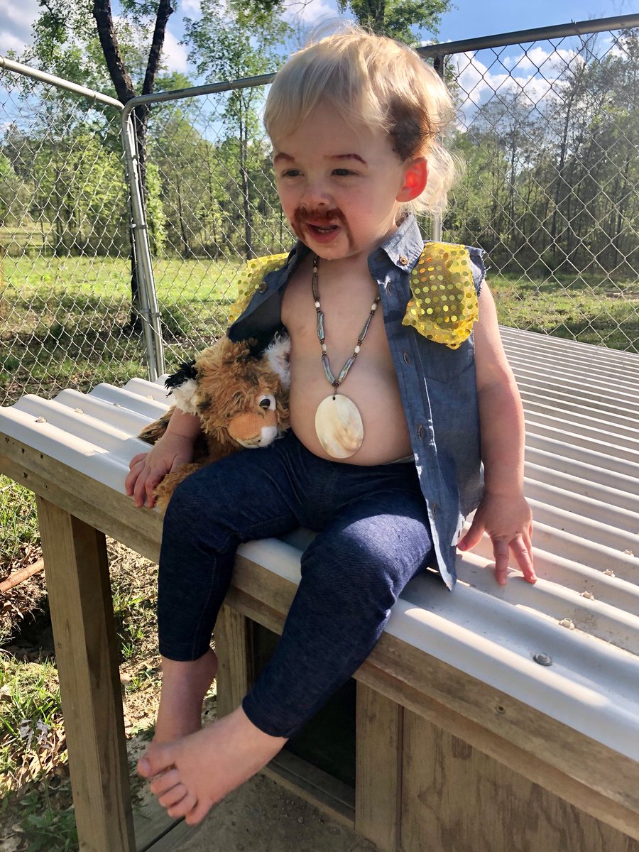 Meganri46513298's tweet image. #imsobored that I'm recreating Tiger King scenes with my family. Are there better things to do?