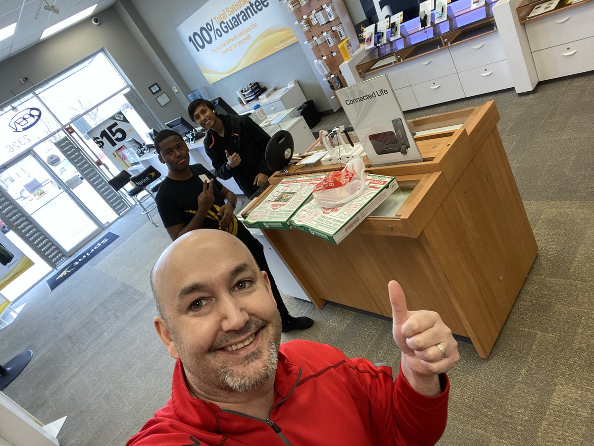 MarkThryvBA's tweet photo. @Sprint by @PCSMobileLLC in @Joliet needed some additional energy, which was also a way for me to say #ThankYou with some #pizza from @PapaJohns!  These guys are helping the community #StayConnected with their family, and also get the #BestValueinWireless at @sprint https://t.co/hoi4vGpQiL