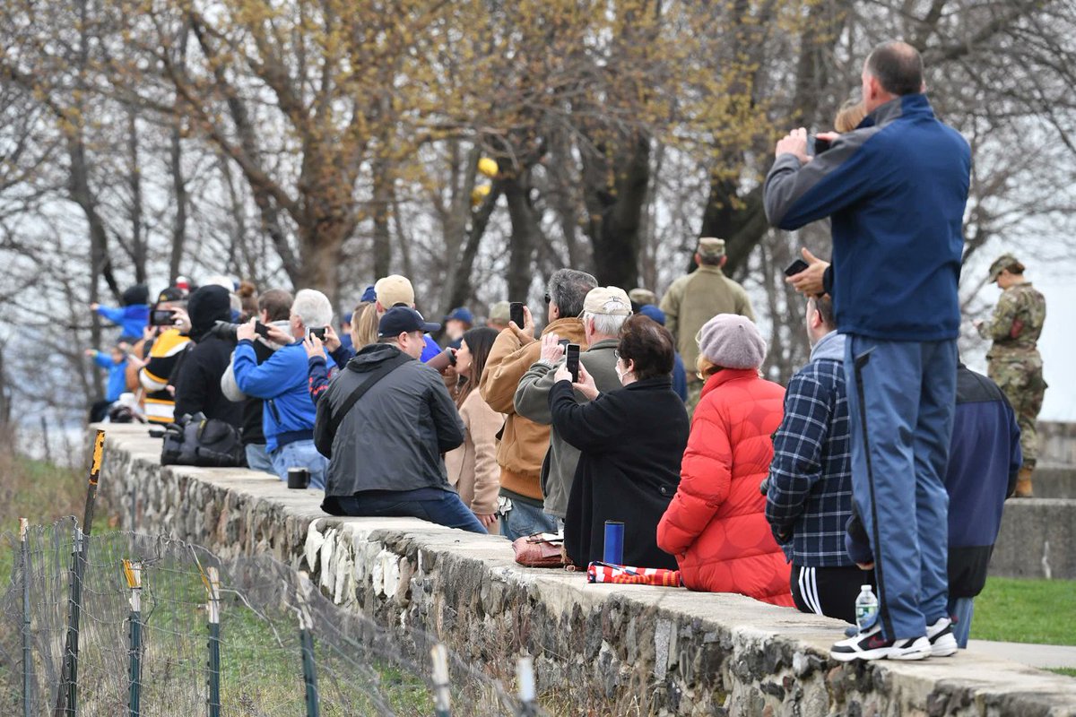 mj_lee's tweet photo. Way to go, New York. 

Crowds ignore social distancing rules to watch USNS Comfort https://t.co/E8mfZSRXCF https://t.co/yvONdIxH4l