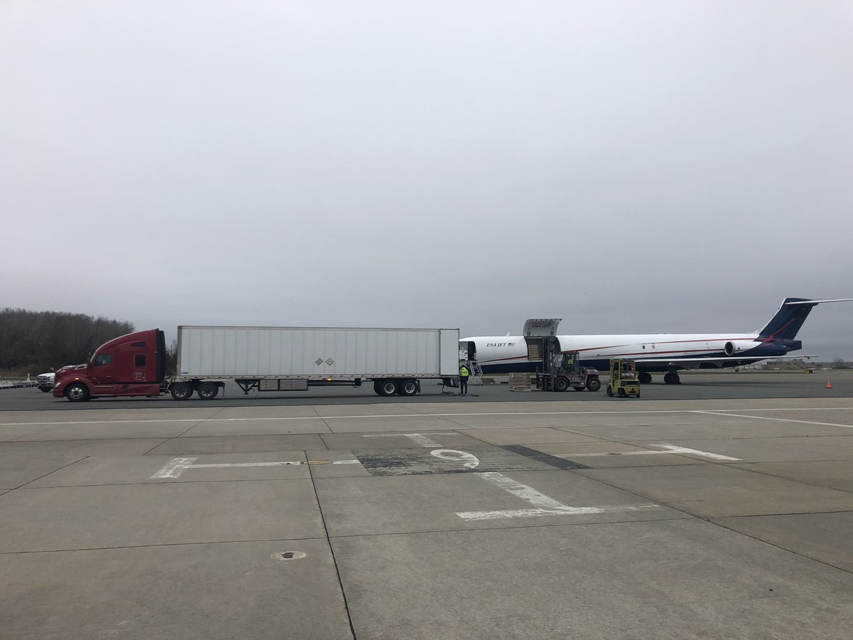 truckerDavidH's tweet photo. NYC I have your back! I picked up N95 masks to be delivered soon to you! Straight off the cargo plane. #LandstarBCO #nyccoronavirus https://t.co/Rc5SWQbQzY