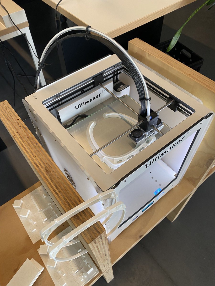 In deze tijd van het Covid-19 virus zijn medische hulpmiddelen schaars. Een initiatief genaamd "Schone Bakkes" laat 3D printers zgn. spatbrillen printer. mies.nl/2020/03/30/sch…