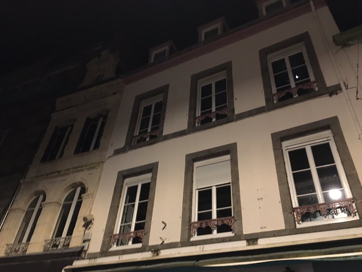 bertrandrault's tweet photo. #saintbrieuc de nuit. Trouver les fenêtres allumées, c’est comme trouver Charlie. CQFD @VilledeStBrieuc @StBrieucAgglo https://t.co/o8aiJn0O5f
