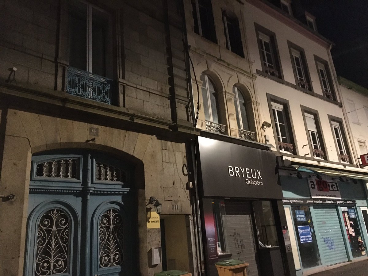 bertrandrault's tweet photo. #saintbrieuc de nuit. Trouver les fenêtres allumées, c’est comme trouver Charlie. CQFD @VilledeStBrieuc @StBrieucAgglo https://t.co/o8aiJn0O5f