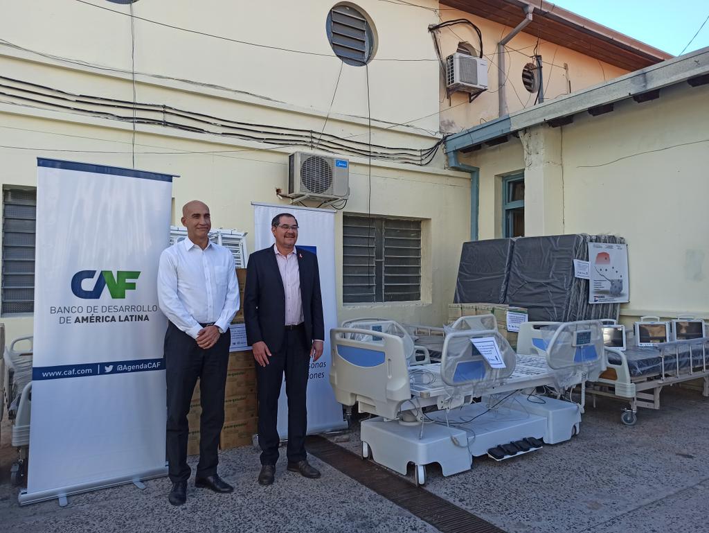 msaludpy's tweet photo. #AHORA | Entrega de dos camas para UTI, 10 camas manuales y 4 camas motorizadas, además de 800 cajas de guantes latex y 20 monitores a cargo del Banco de Desarrollo de América Latina. https://t.co/fIYe2DpNTz