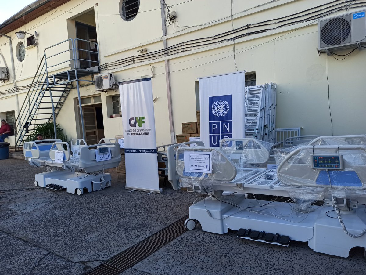 msaludpy's tweet photo. #AHORA | Entrega de dos camas para UTI, 10 camas manuales y 4 camas motorizadas, además de 800 cajas de guantes latex y 20 monitores a cargo del Banco de Desarrollo de América Latina. https://t.co/fIYe2DpNTz