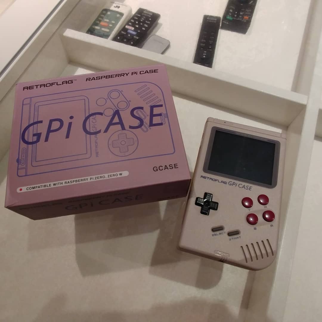 nicolasmoulin's tweet photo. #retroflag #gpicase #recalbox @recalbox @RetroFlagcase comment bien tenir pendant le #confinement 😍 #retrogaming #retrogames #gameboy #nintendo #batmanthevideogame #batman https://t.co/PltFxp1MXn