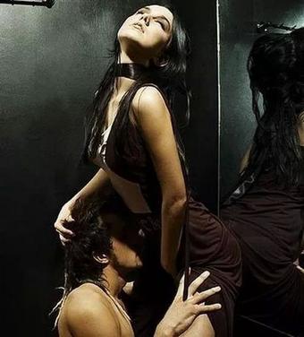 اريدك تقتلني بين نهدك وتضعني قتيل بين فخدك ارتؤي من خمرك اللذيذ الشهي واتذوق شهدك والعق مؤخرتك