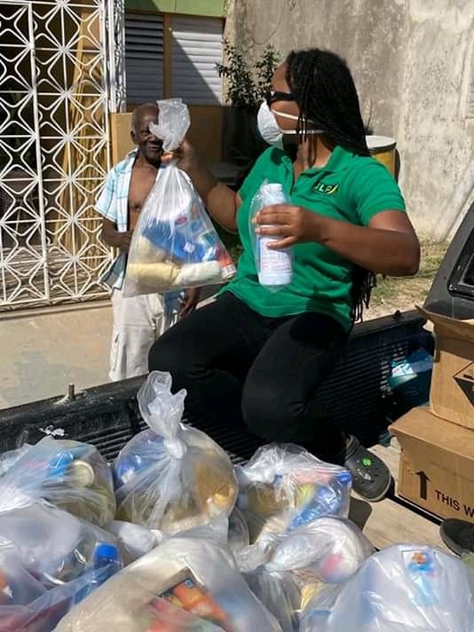 st_western's tweet photo. @Tova_Hamilton MP Caretaker of North Trelawny, delivering caer packages for the Elderly in sections of the constituency, Big up.👏👏👏👍✌🔔🇯🇲🙏💯
#TovaCares
#TovaforMPNorthTrelawny https://t.co/tEfFp44HJM