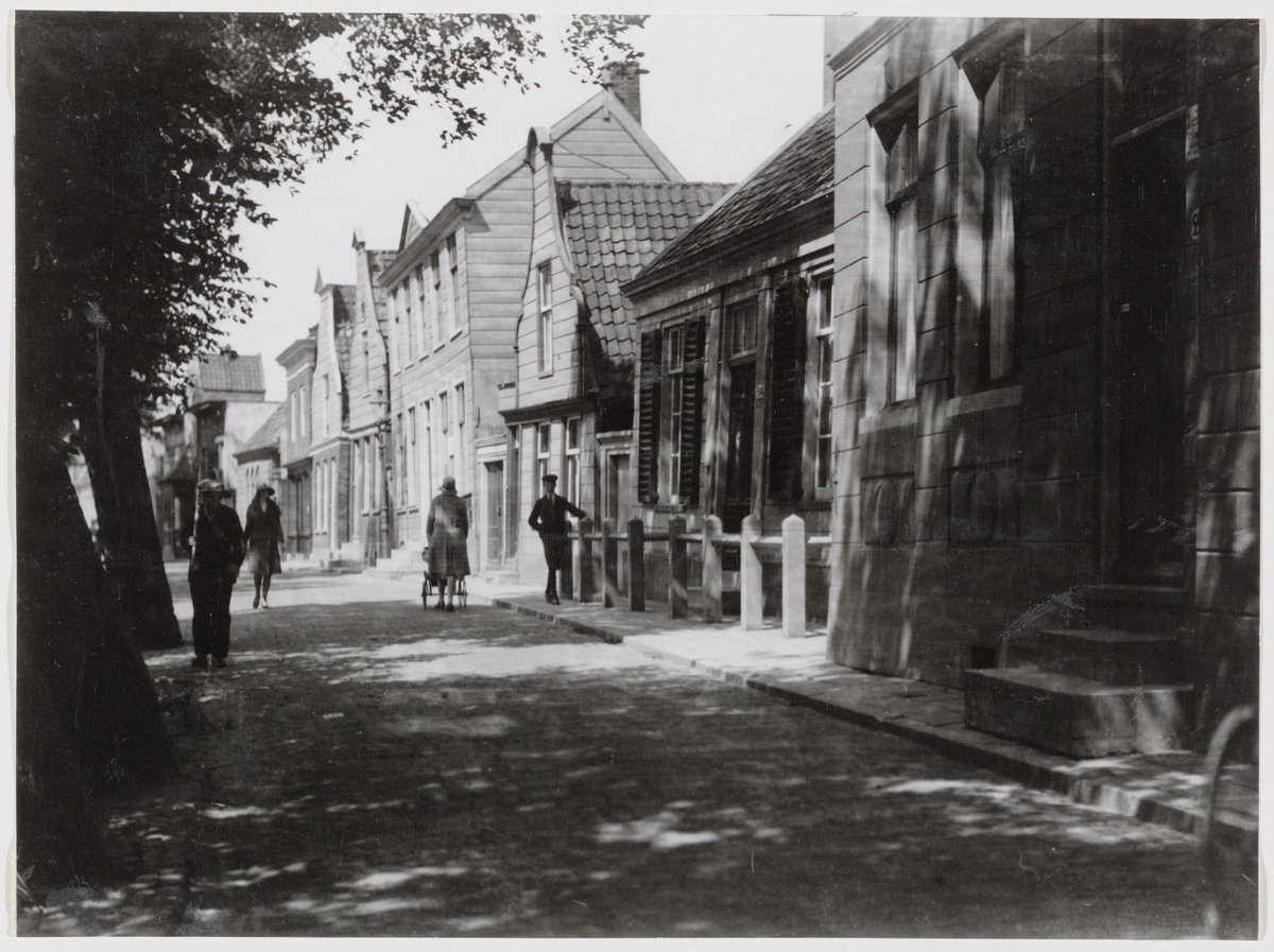 AmsterdamKunst's tweet image. Buiksloterdijk. Rechts: woonhuizen. In het midden: vrouw met kinderwagen. Rechts bij de deur de postbode. #Amsterdam © Collectie Stadsarchief Amsterdam: foto-afdrukken #postbode