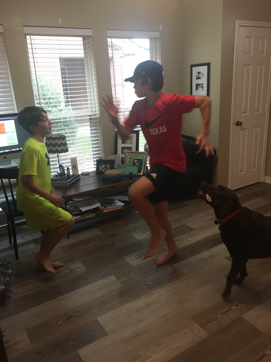 McKennaMarx2's tweet photo. Green workout with big brother! -  I think they might be doing all of them on this cold rainy day! ⁦@LakesidePE⁩ https://t.co/n46zaH1zDj