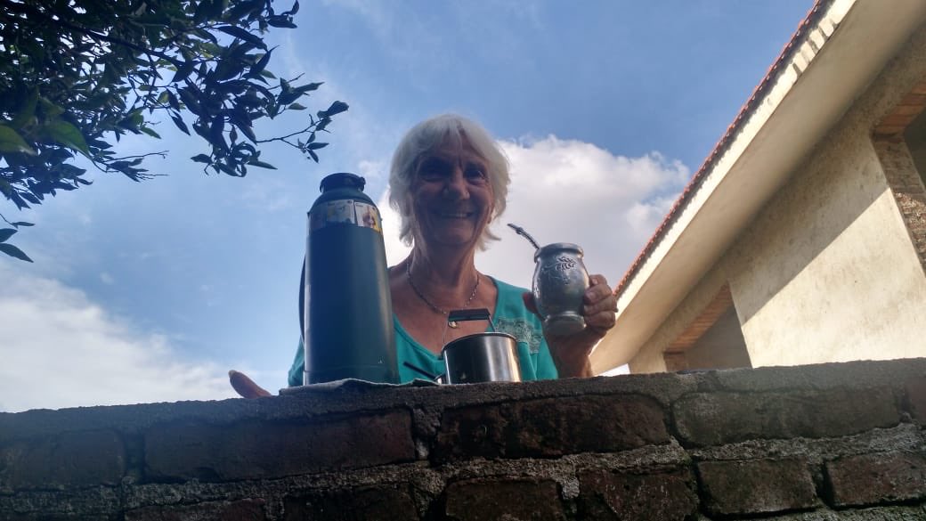 vvirgiandrada's tweet photo. Jajajajaja dios chicos vean a mi abuela, se asoma al patio de su vecina y cada una con su mate charlan a la tarde. https://t.co/V5DfsFBWxy