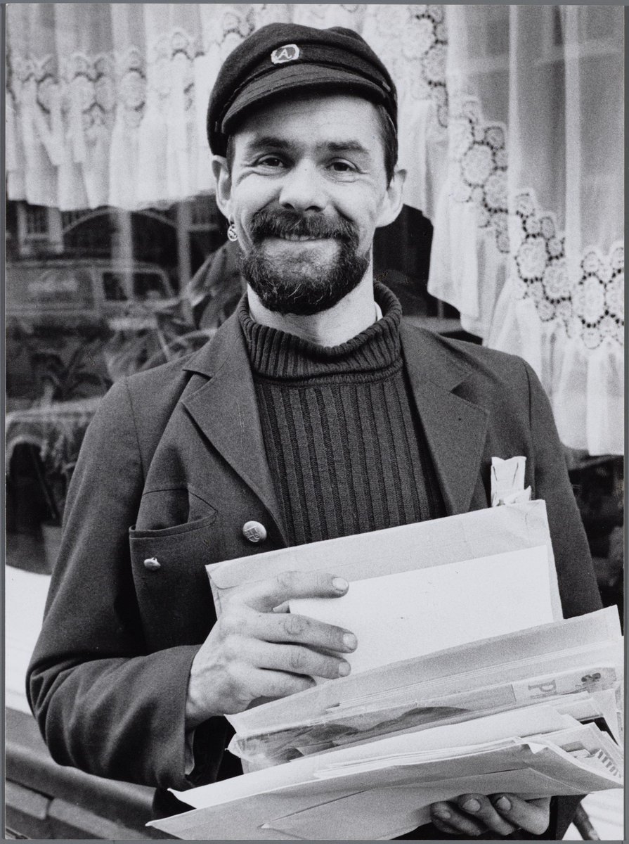 AmsterdamKunst's tweet image. Postbode in de Gerard Doustraat. Fotograaf: Frans Busselman (1927-1993). #Amsterdam januari 1984 © Collectie Amsterdams Stadsblad: foto's #postbode