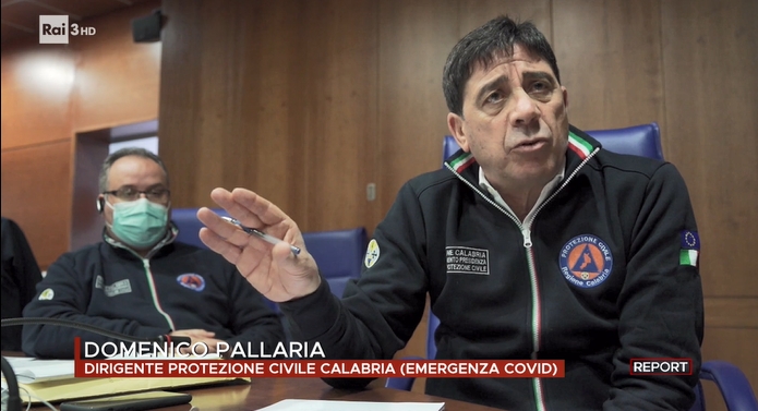 reportrai3's tweet photo. «Io non mi sono mai interessato –nemmeno lui- di edilizia sanitaria, di attrezzature sanitarie quindi è una cosa che…io mi occupo di altre cose. In questo frangente siamo stati catapultati quindi se lei mi dice: Che cos’è un ventilatore? Io non le saprei nemmeno dire». #Report https://t.co/Dw2usnU2Dc