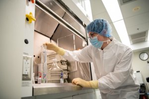 MassGeneralNews's tweet photo. This is what teamwork looks like. With #MGH facing a hand sanitizer shortage, pharmacists and chemists from @MGHGordon @MGHImaging converted their lab to produce an in-house “home brew” using FDA-approved materials. #covid19 https://t.co/ykj6oHuHBl https://t.co/SsT7N0hnXA