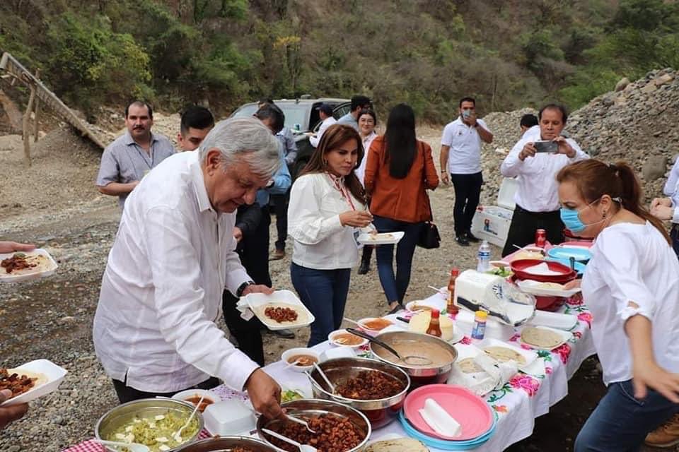 TereValeMX's tweet photo. Susana Distancia, con sus amistades de Sinaloa. Pura gente de las mejores familias, ya saben de cuales https://t.co/oApQNTU01n