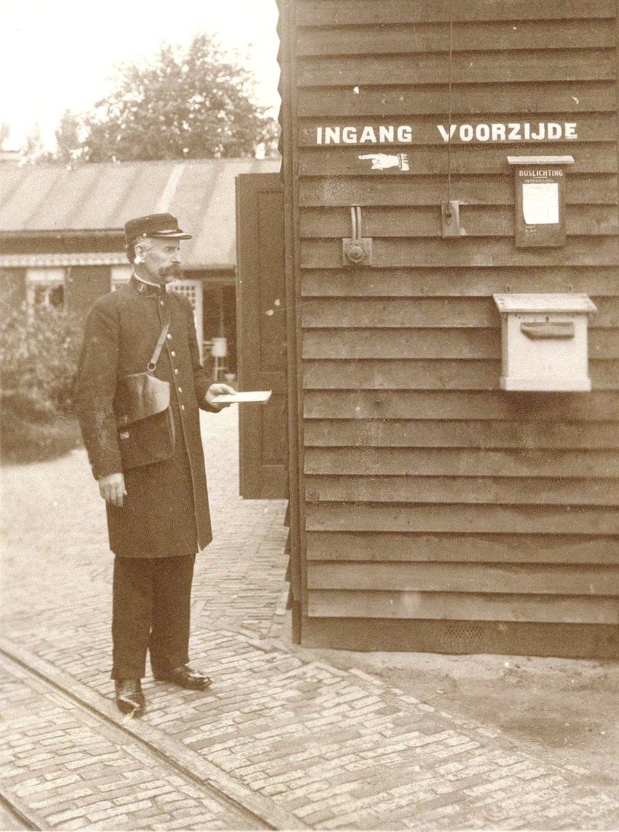 AmsterdamKunst's tweet image. 'Boschgieter de postbode'. Foto uit een album met foto's van personeel, patiënten, gebouwen op het Wilhelmina Gasthuis terrein en krantenknipsels met necrologieën. #Amsterdam 1893 t/m 1938. © Archief van de Gemeenteziekenhuizen: foto's Wilhelmina Gasthuis #postbode