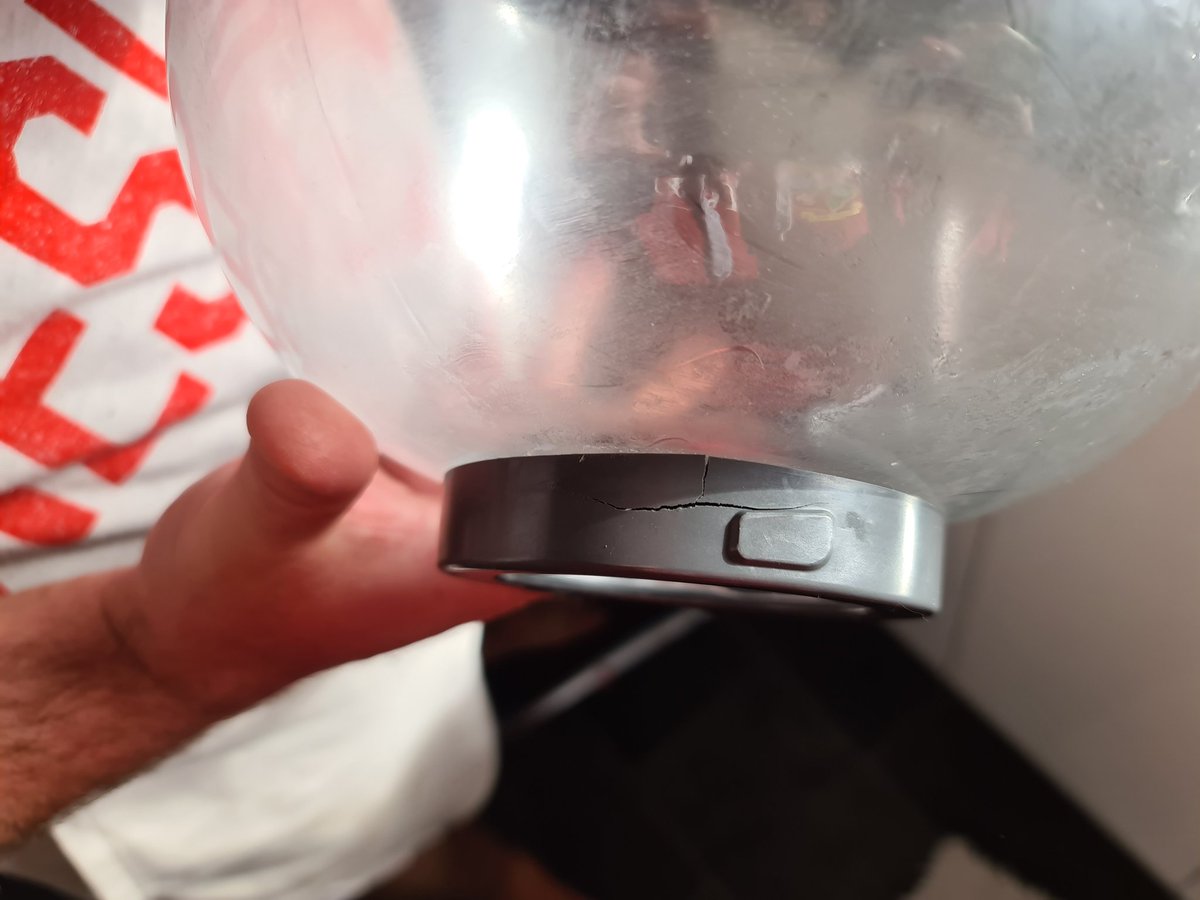 michaelaatter's tweet photo. @NoelLeemingNZ I bought this mixer about 2 months ago and the bowl has cracked! Only used the mixer a handful of times. https://t.co/lfqV2fS3hD