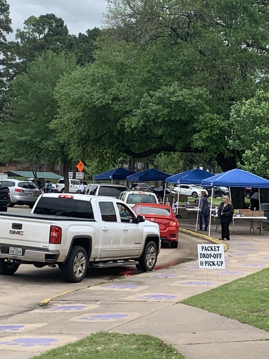 ndcates's tweet photo. Shout out to our teachers and leaders at LMS for offering curbside pick up and drop off for our students! 💜💛
#lmshares
#limitlesspossiblities https://t.co/RGO804NXo3