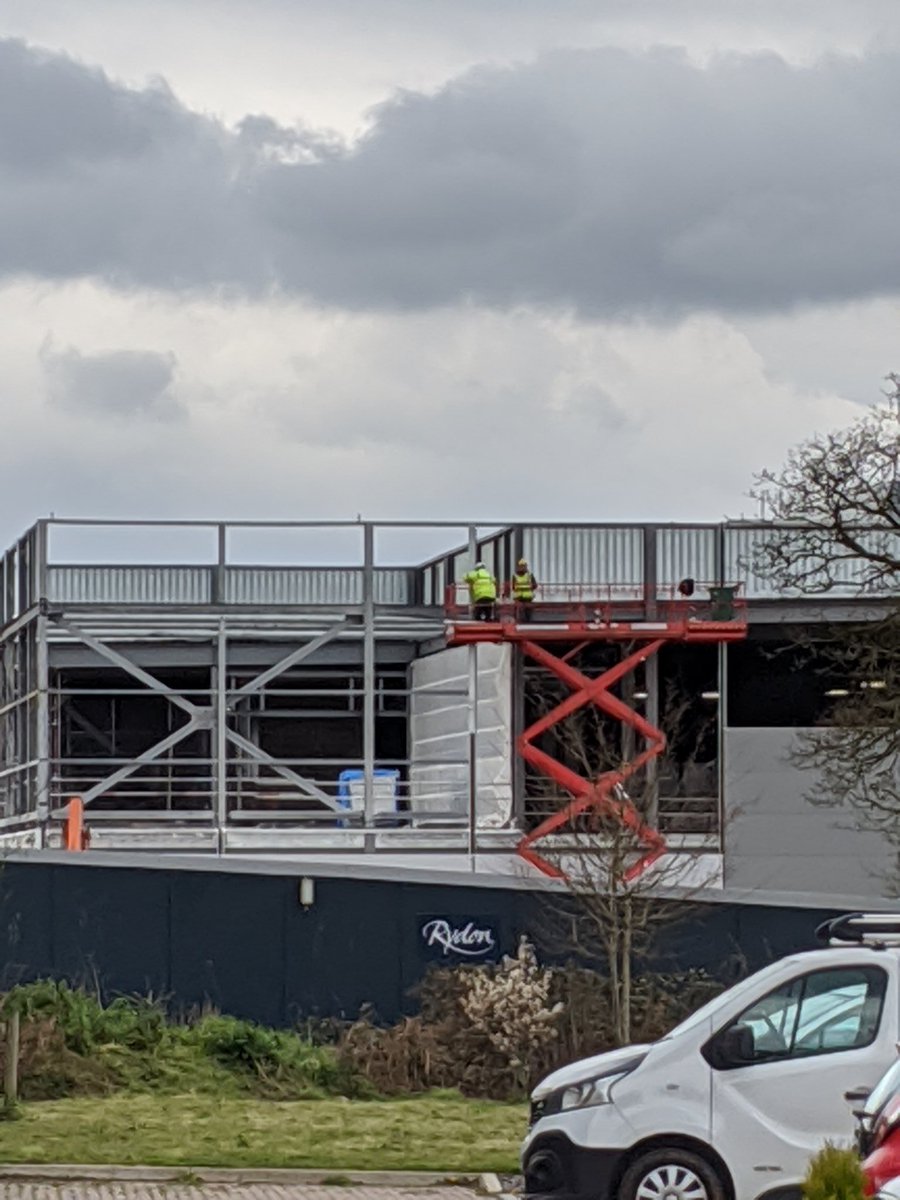 eskemoiain's tweet photo. @bbsciencepark @H_S_E looks the the 2m rule is being adhered to well. This is not the only site either. They need to close! https://t.co/CtB2dWaQoB