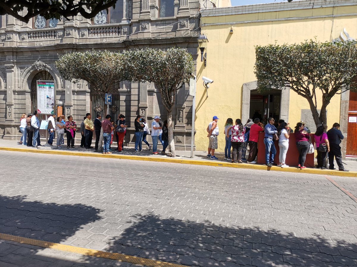 TONA103's tweet photo. @SoldeTlaxcala @TlaxSintesis @mrh_innombrable @MarcoAMena  Falta operativo de salubridad en Banco Santander. No respetan la sana distancia. https://t.co/4QGtjuah8D