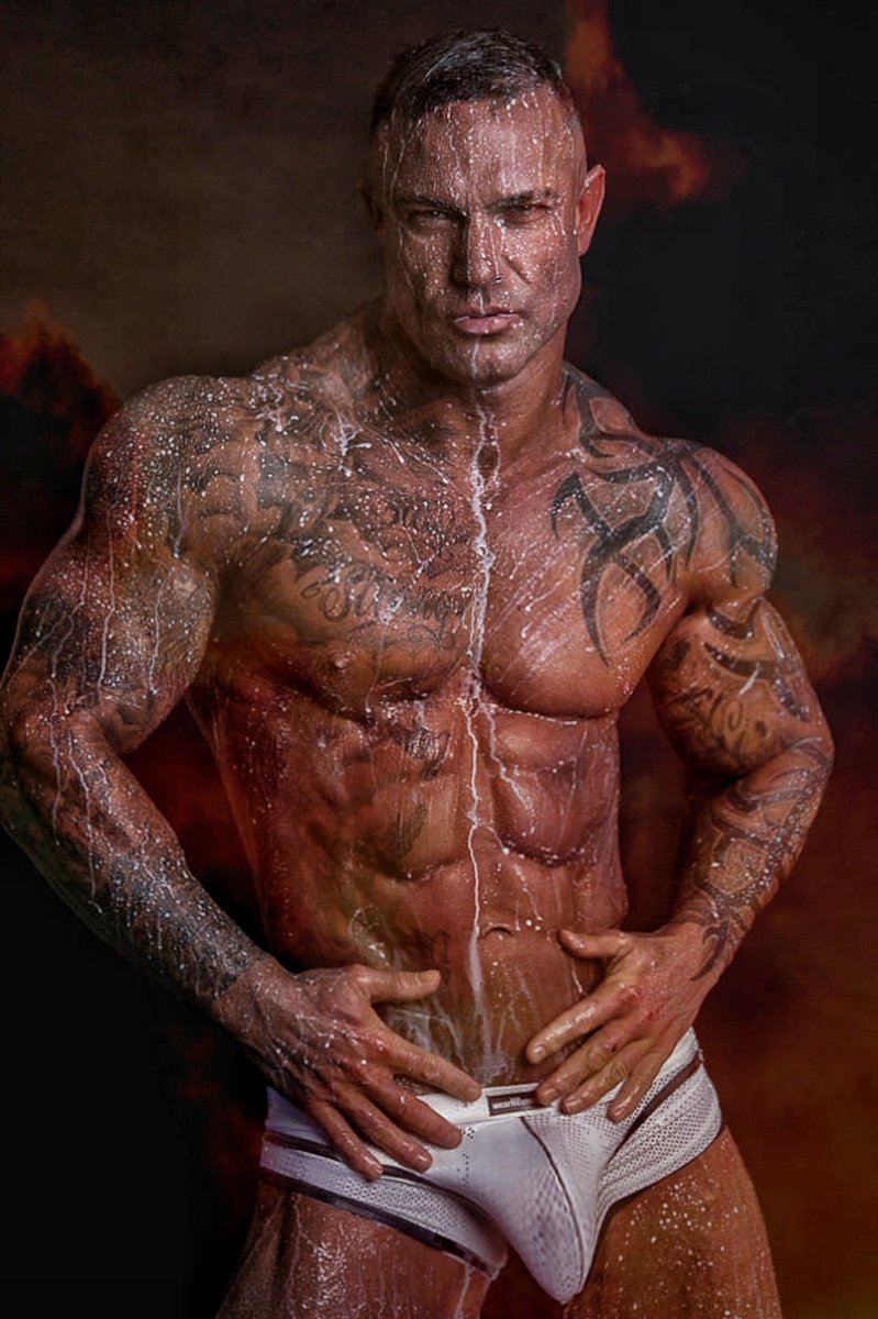 kingsize100's tweet photo. Add me up people my new twitter @kingsize100 check out my link here @ https://t.co/cpAFuiJpaE https://t.co/OrO3wB5tuH