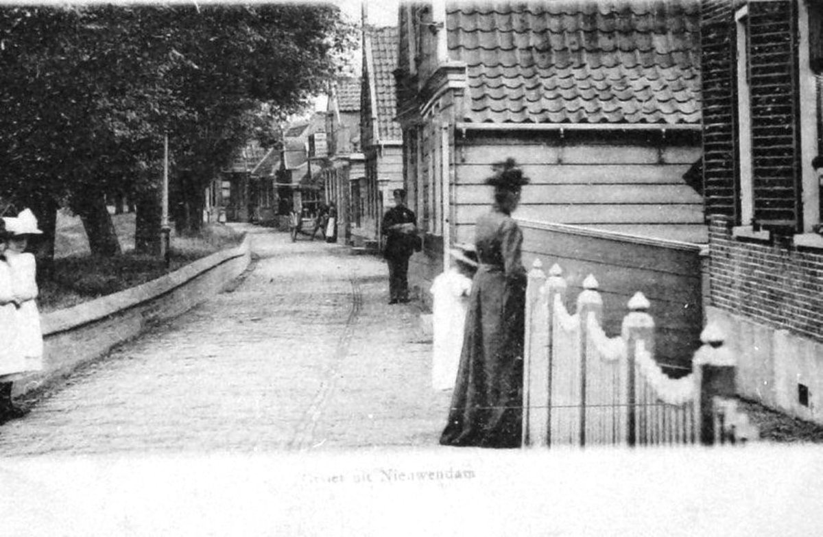 AmsterdamKunst's tweet image. Nieuwendammerdijk vermoedelijk ter hoogte van de nummers 351-359 met bewoonster en postbode. #Amsterdam © Collectie Bureau Monumentenzorg: negatief vellen #postbode