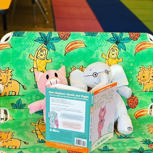 westbrook_d57's tweet photo. Elephant and piggie enjoy reading a book together. 🐘 🐷 📖 What books have you been reading? #d57learns #westbrookschoolrocks🐝 #bettertogether❤️ #WBadventures #beelearning🐝 https://t.co/yGSwZt8fnV