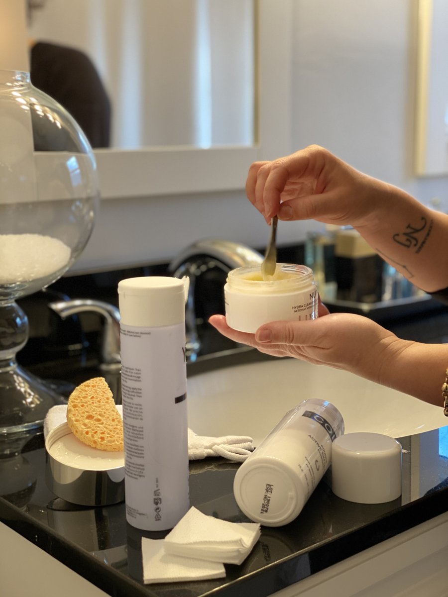 pauladerda's tweet photo. Skincare Daily/Weekly Routine https://t.co/ju3fNpHMd7 https://t.co/bfPHKIo8AN