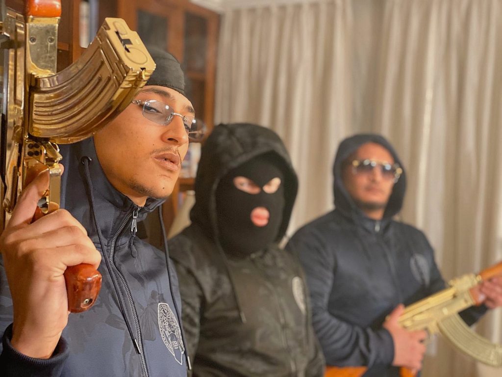 UnRdeRap's tweet photo. 📝 #InstantPunchline
✍️ "14 est le hall, 13 est le block
Pas d’gestes brusques, sinon j’ sors le glock"
↪️ @KalashCriminel sur le son #BraquageÀlAfricaine de @BIGSAZAMYZY avec @freezecorleone
📌 Un son qui mérite d’être mis en avant! Un avis?
⤵️⤵️ https://t.co/LjmvFsASj6