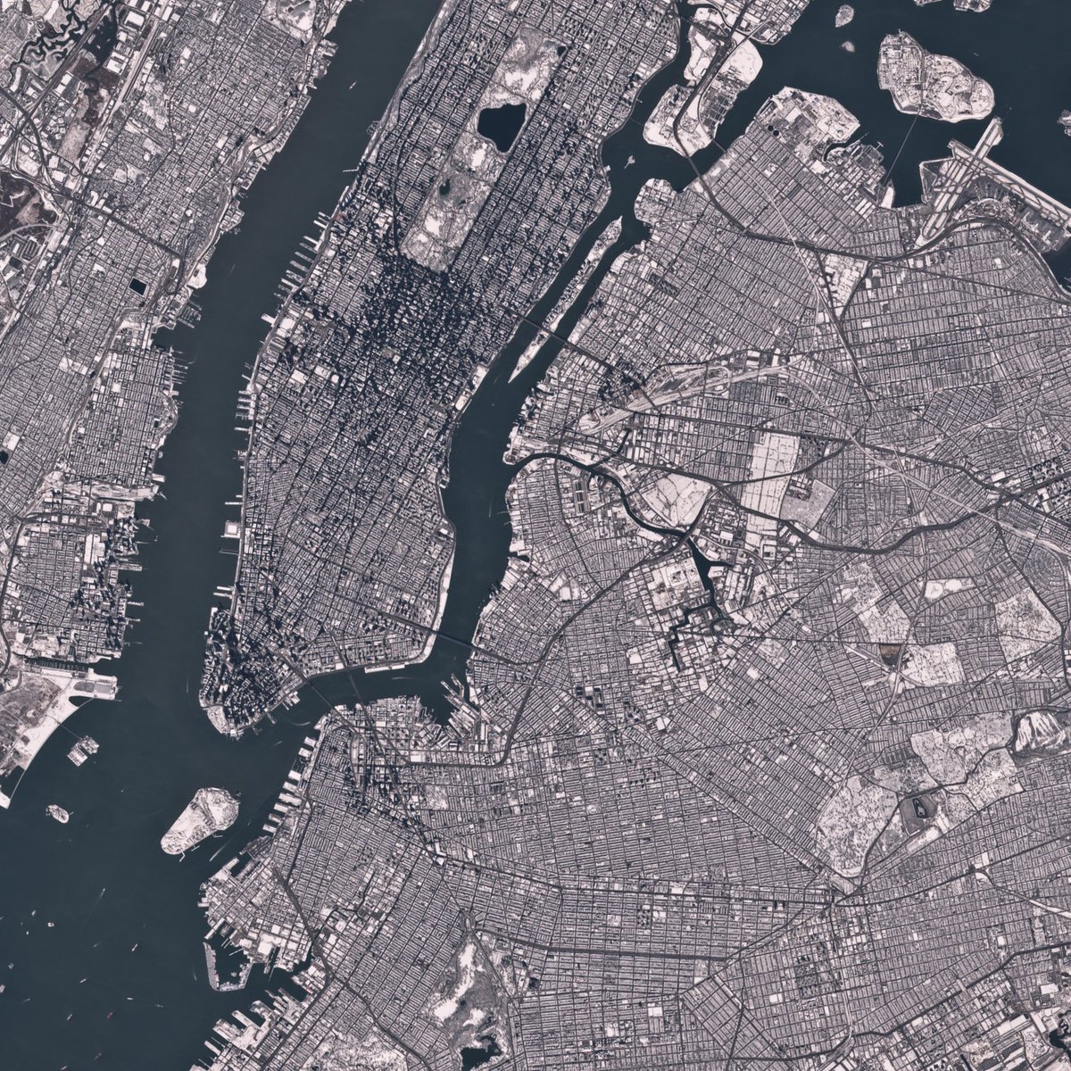 IntrepixGeo's tweet photo. I send some prayers to New York to bear up against the corona crisis with this late winter satellite image of snowy New York from 2017. #sentinel2 #EarthArt #NewYork #winter https://t.co/8jSTbX1IOH