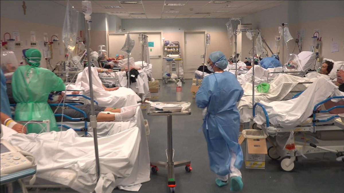 StephenLap's tweet photo. To the people of @cityoftoronto:
Current modelling suggests our ICU resources could be overwhelmed by mid-April. The ICU patients admitted during this upcoming chaos are those of you being infected right now!
Help avoid this surge: keep your distance, wash your hands, stay safe! https://t.co/ENPE0AGfoo