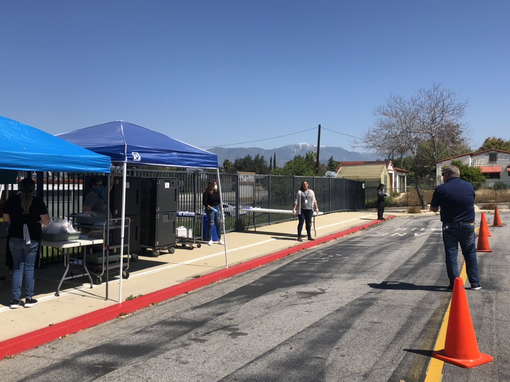 CopeMiddleRUSD's tweet photo. Our first day of the Grab and Go Lunch Program was a success!  Thank you RUSD Child Nutrition Services, @RedlandsAD, and  @Cope_MSSafety @copebus for your help!! @CopeMiddleRUSD @CopeAVID @cope_web #CopeEaglesSOAR #ThisIsRUSD https://t.co/42GzNRpjT1