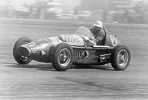 En la Historia del #AutomovilismoArgentino, los más grandes de la historia:
Ramón Jorge Requejo
En números:
4 Títulos
Corrió 420
Ganó 51 (1 cada 8,2 carr)
Podios 134 (1 cada 3,1 c)
Entre los 10: 263 (1 cada 1,6 c)
Pole Positions 42
Récords de vuelta 41
Series ganadas 12