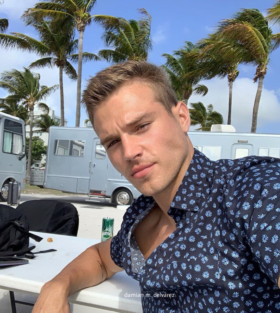 damianmdelvarez's tweet photo. you just don't know how beautiful you are. you walk around so clueless to it all like nobody gonna break your heart and baby that's my favorite part. https://t.co/SpDFxx27y2