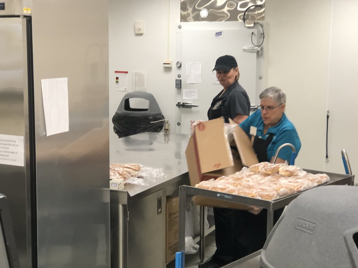 TothTigers's tweet photo. Today the Perrysburg Schools Nutrition Teams pumped out over 400 breakfast and lunch bags to support our students while they are away from school!
A huge THANK YOU, as well, to all of the volunteers that came out to help today! https://t.co/AIFqSY6Fxj