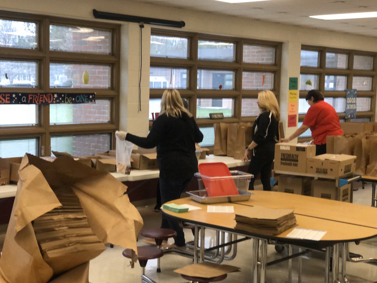 TothTigers's tweet photo. Today the Perrysburg Schools Nutrition Teams pumped out over 400 breakfast and lunch bags to support our students while they are away from school!
A huge THANK YOU, as well, to all of the volunteers that came out to help today! https://t.co/AIFqSY6Fxj