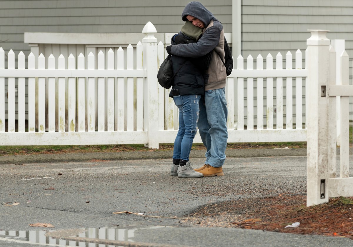 chochphoto's tweet photo. Checked in at St Joseph House in Hyannis on this chilly afternoon. Found lots of folks waiting to get in, huddled together to try to stay warm. 

Follow my Cape Cod community documentary project: https://t.co/afMqXINB6c

#mypandemicproject #socialdistancing #homelessness https://t.co/weukVHSAeI