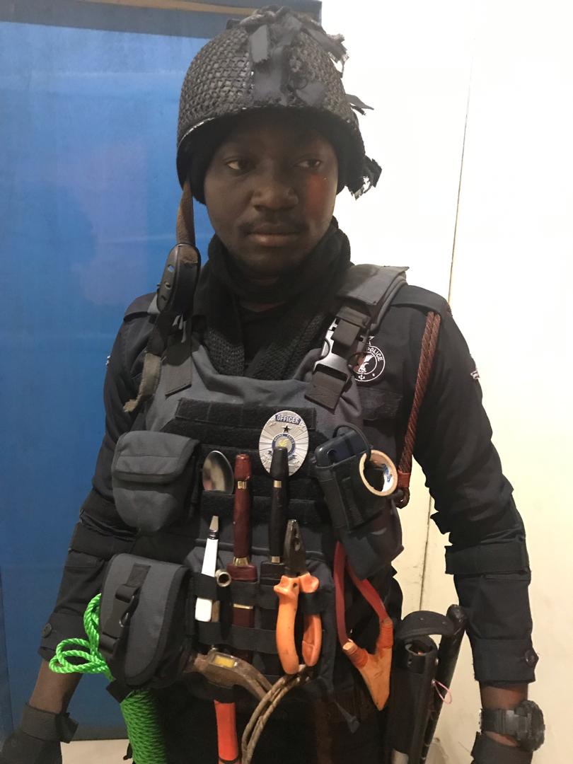 KanyitiSaburu's tweet photo. As others call the #NOVEL_CORONA_VIRUS the #3RD_WORLD_WAR, this is one of the officer deployed to help enforce the #LOCK_DOWN directive by the President of the Republic of Ghana 

Stay safe Officer Adam Abdul Rafew Wumnaya

#JustStayAtHome
#StopTheSpread
#ThisOneToShallPass https://t.co/Qjthp2w0kE