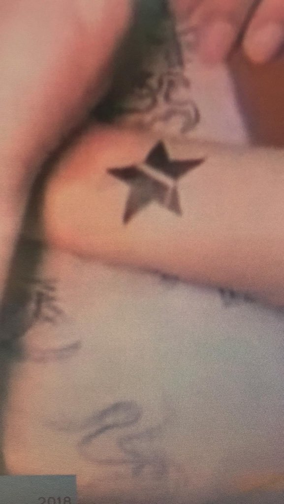 5SOSEUProject's tweet image. Hi @5SOS!! We’re still trying to understand what the heck was that from the Youngblood video? Because it looks oddly familiar 🤔 #ask5SOS