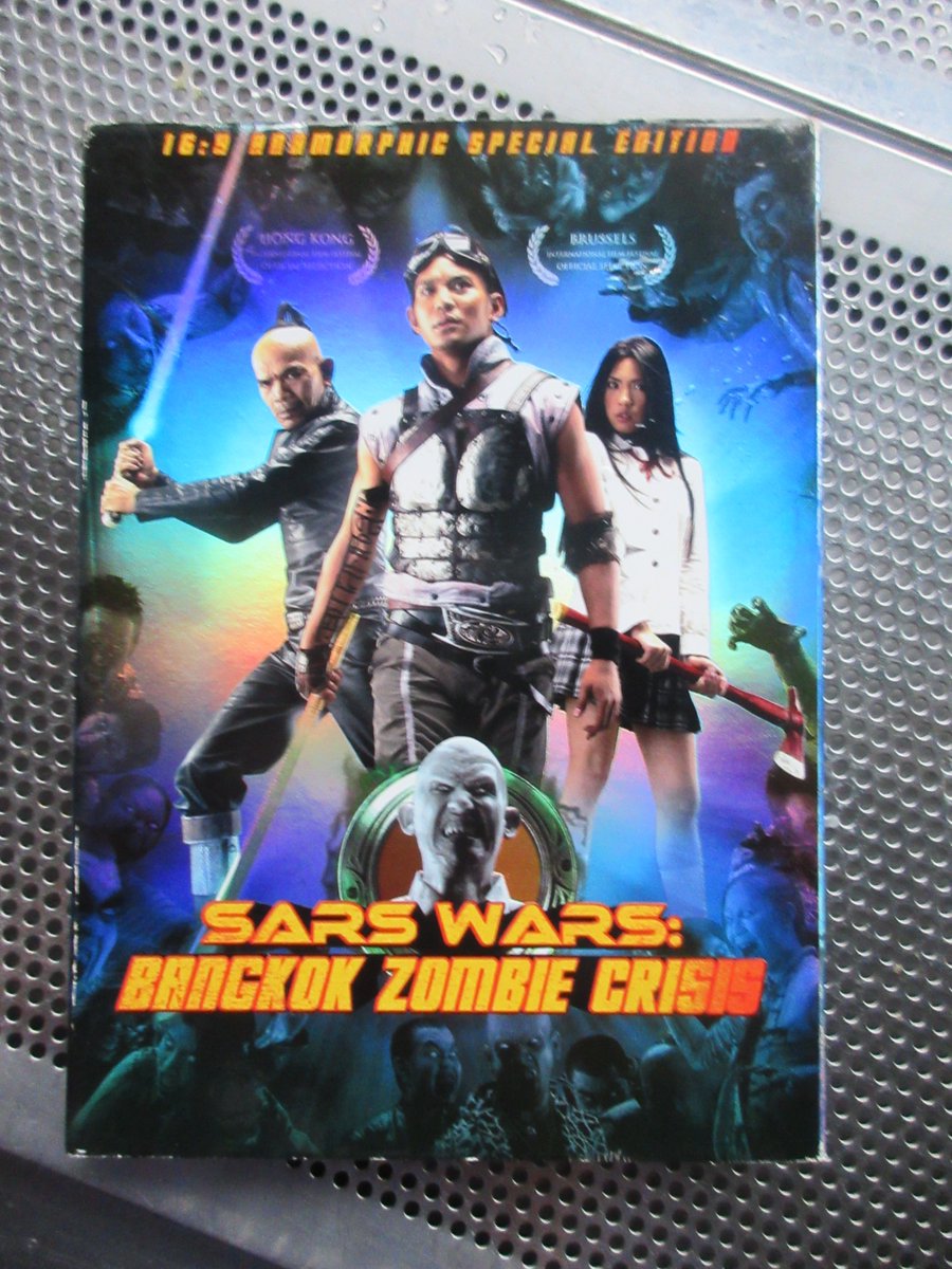 裏庭映画保存会 على تويتر Sars Wars Bangkok Zombie Crisis 04 貪欲なタイ映画界は00年代前半のsars流行時も感染ゾンビ映画とステージクリア系 アクションをまぜて90年代の香港作品 エボラシンドローム と双璧を為す怪作を世に放ってた イケてるアニメ