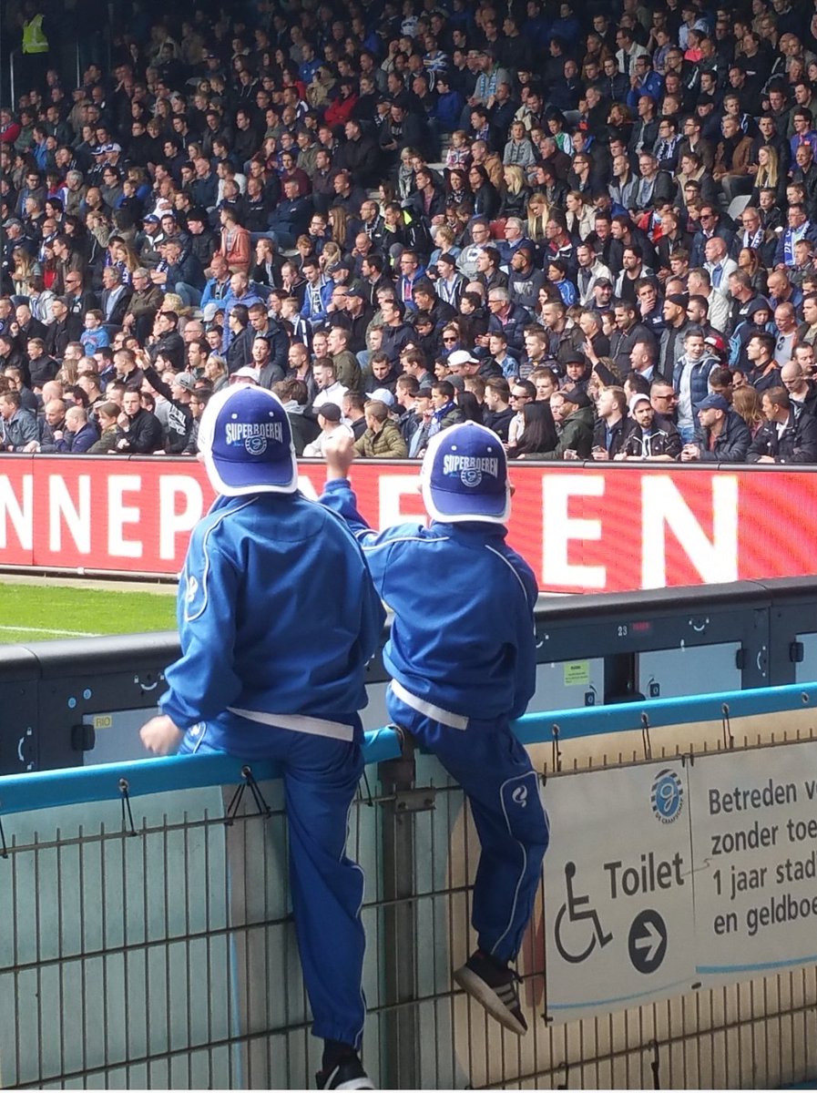 herman_peeters's tweet photo. @SanderDTC Ik sta er niet op, maar wel de foto gemaakt... Een mooie foto van #samenjuichen @DeGraafschap. Dat we snel weer naar de Vijverberg kunnen nadat de strijd tegen Corona gewonnen is door #samensterk https://t.co/UUigf9bGx9