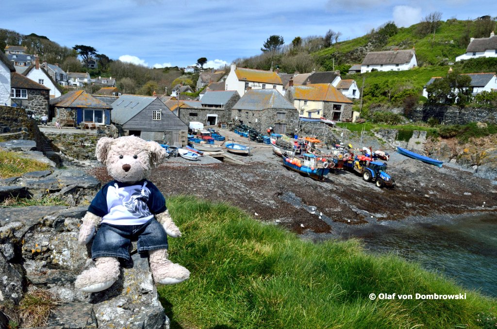 Another lovely memory from #cornwall travels. This is #cadgwith a lovely fishing village on the #lizardpeninsula