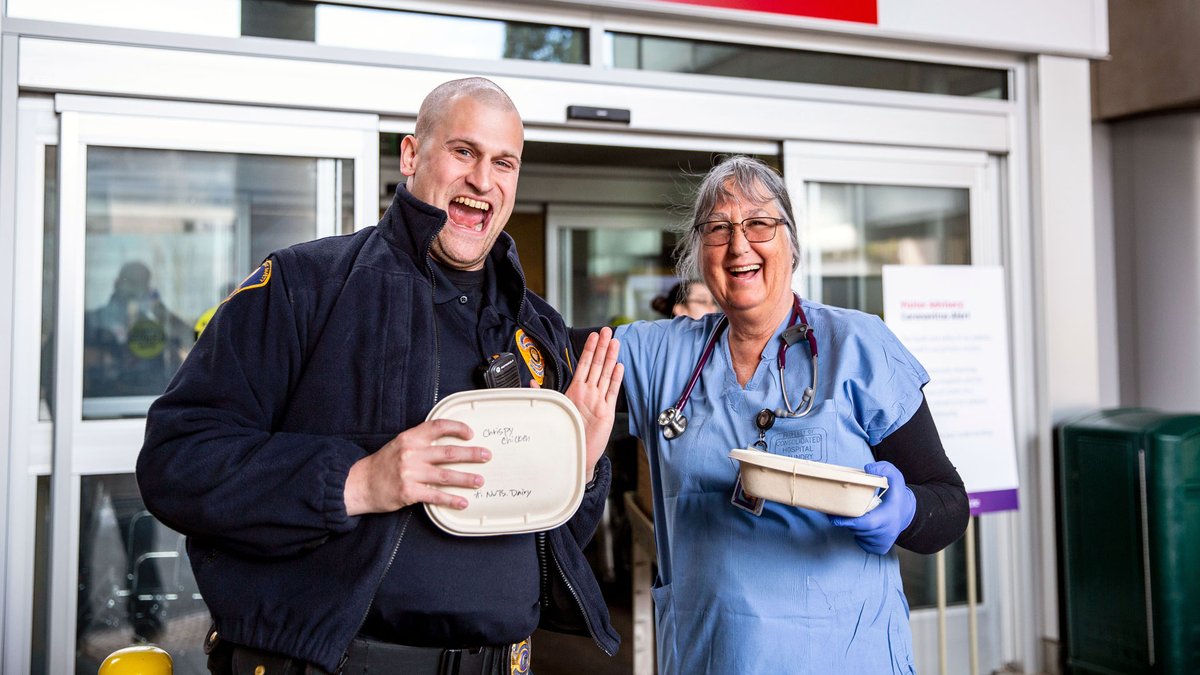 UWMedicine's tweet image. Thank you @Lizzo for sending lunches to the UW Medical Center - Montlake Emergency Department today! 💜💛

Your support of our frontline healthcare workers means a lot. #WeGotThisSeattle 

acceleratemed.org/heroes