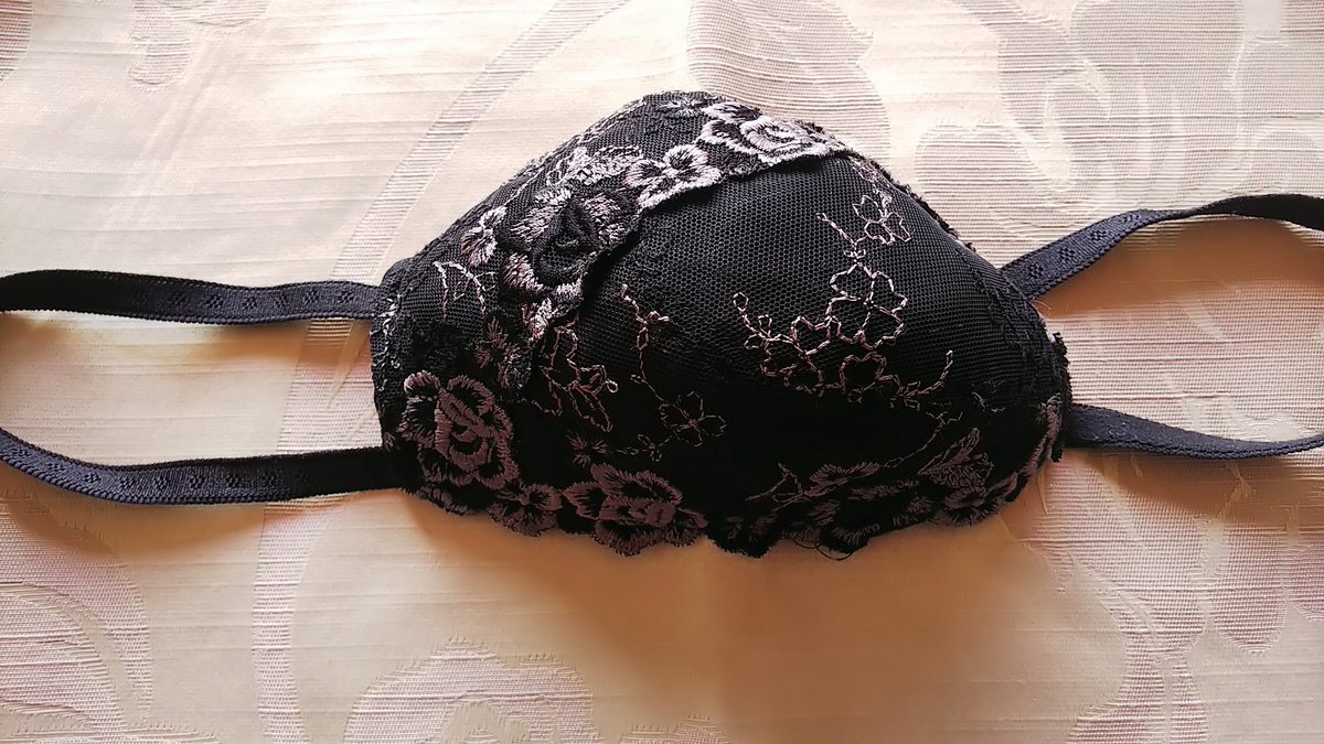 オリちゃん على تويتر 手作りマスク 昨日これかけてスーパーに行った 人目を気にしてキョロキョロしてるのは私だけ みたい 白マスクの人ばかりで 手作りらしきマスクは見当たらなかった 知り合いは ブラジャーと言わなければ可愛いという ブラは下着だし イメージ