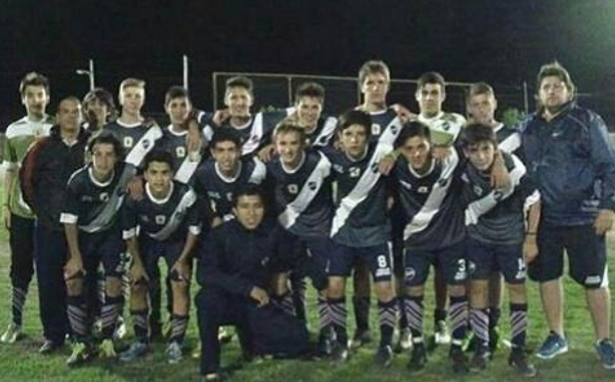 clubbenhur's tweet photo. 🐺 #Los80DeLaBH. Compartimos más fotos de #BenHur, #Cat1981, #Cat1997, #Cat1998 y #Reserva del #Año2010. #Gracias.
8️⃣0️⃣ #Aniversario 🎉
#QuedateEnTuCasa 💪
👉 Mandanos tu #Foto 📸
#VamosLobos 🔵⚪🔵 https://t.co/PzyAlLJ0mG