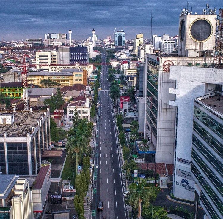Bandungku
Macet dicaci
Sepi dikangeni

Foto : Instagram dudisugandi
Lokasi : Jl Asia Afrika

#inimahBDG