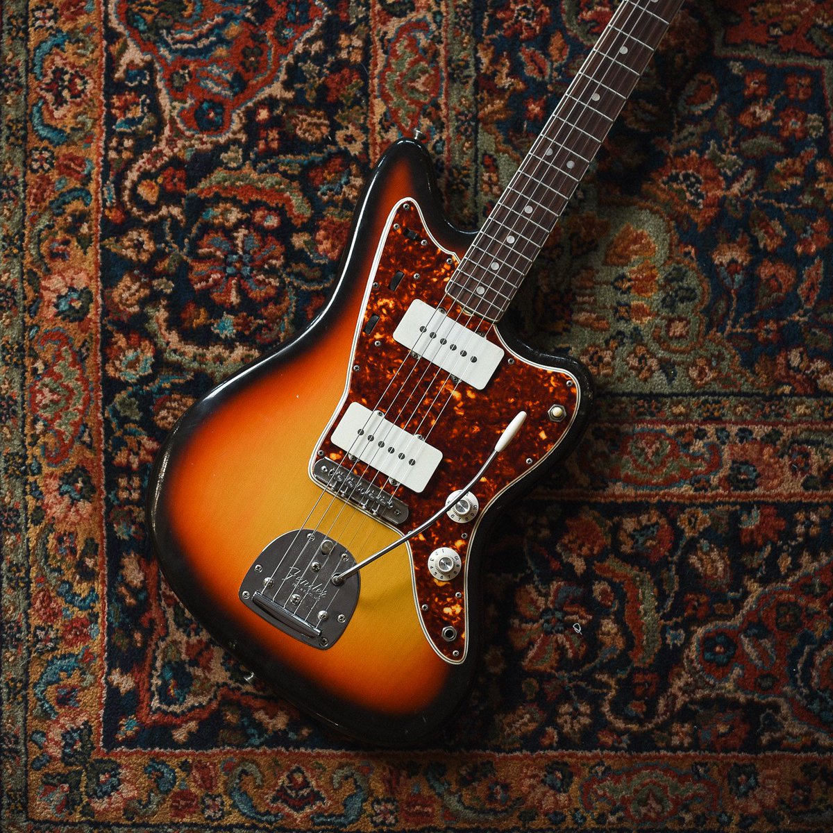 ChicagoMusicEx's tweet photo. Calling all you jazz masters! Let’s put your knowledge to the test. What year is this @Fender Jazzmaster? https://t.co/r6u5yoElco
#chicagomusicexchange #fender #jazzmaster #whoknow #gearwire #gearybusey #guitarspotter #guitarphotography #guitarsdaily #tonemob #knowyourtone https://t.co/RtUDVdakoD